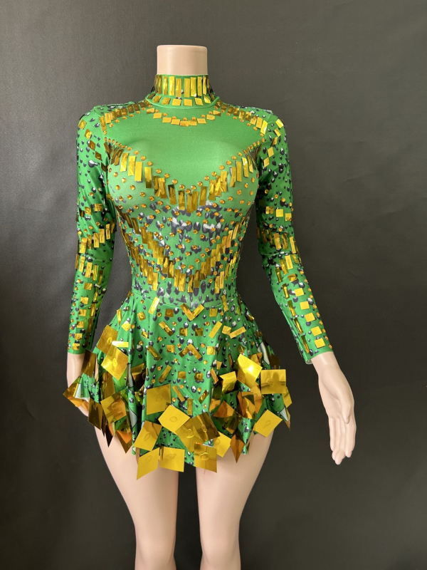 Vakara kleita ar gariem piedurknēm, šaurs A-līnijas siluets, halterna kakls un atvērta mugura; rudens 2023 izlase; audums: elastāns; galvenais audums: cits 30–50%; otra sastāvdaļa: elastāns zem 30%; retro stils