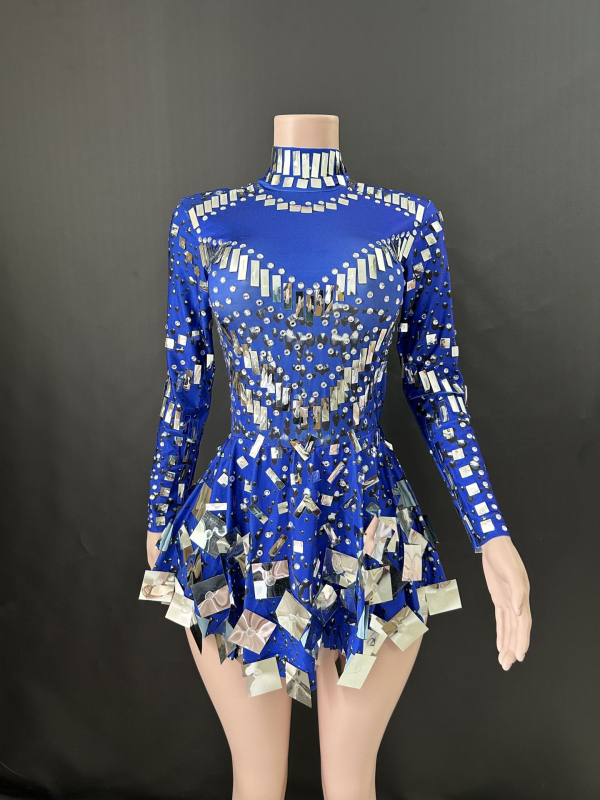 Vakara kleita ar gariem piedurknēm, šaurs A-līnijas siluets, halterna kakls un atvērta mugura; rudens 2023 izlase; audums: elastāns; galvenais audums: cits 30–50%; otra sastāvdaļa: elastāns zem 30%; retro stils