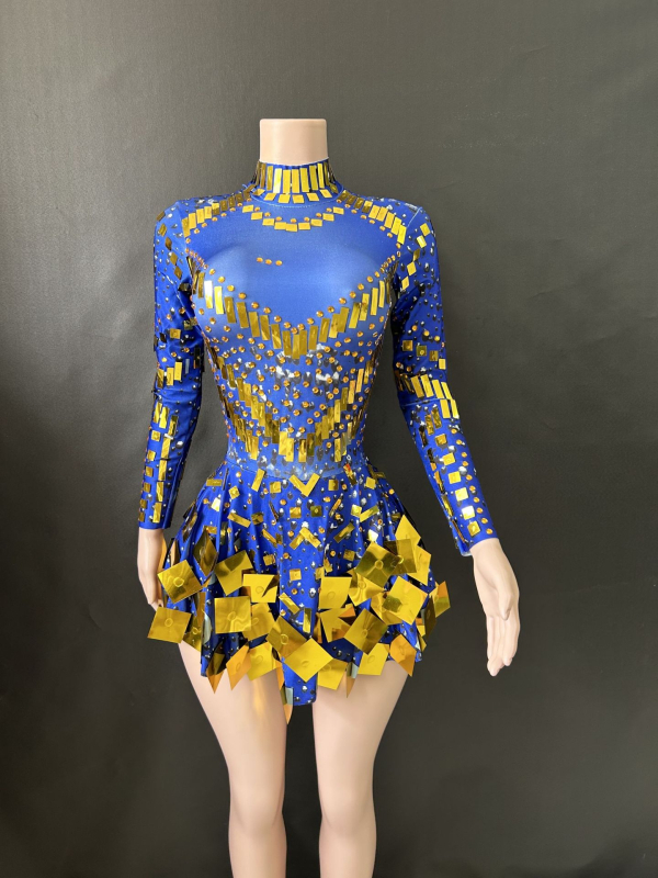 Vakara kleita ar gariem piedurknēm, šaurs A-līnijas siluets, halterna kakls un atvērta mugura; rudens 2023 izlase; audums: elastāns; galvenais audums: cits 30–50%; otra sastāvdaļa: elastāns zem 30%; retro stils