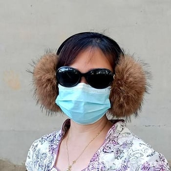 Ausu pušķi no mākslīgās lapsas kažokādas, pūkaini auss aizsargi, sejas optiski sašaurinošs dizains, silti un izturīgi pret salu