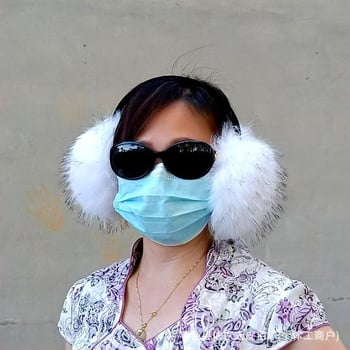 Ausu pušķi no mākslīgās lapsas kažokādas, pūkaini auss aizsargi, sejas optiski sašaurinošs dizains, silti un izturīgi pret salu