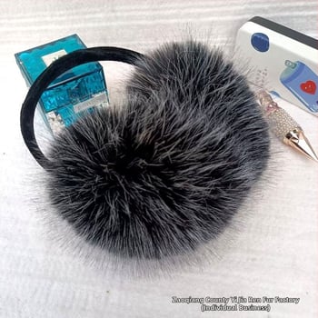 Ausu pušķi no mākslīgās lapsas kažokādas, pūkaini auss aizsargi, sejas optiski sašaurinošs dizains, silti un izturīgi pret salu