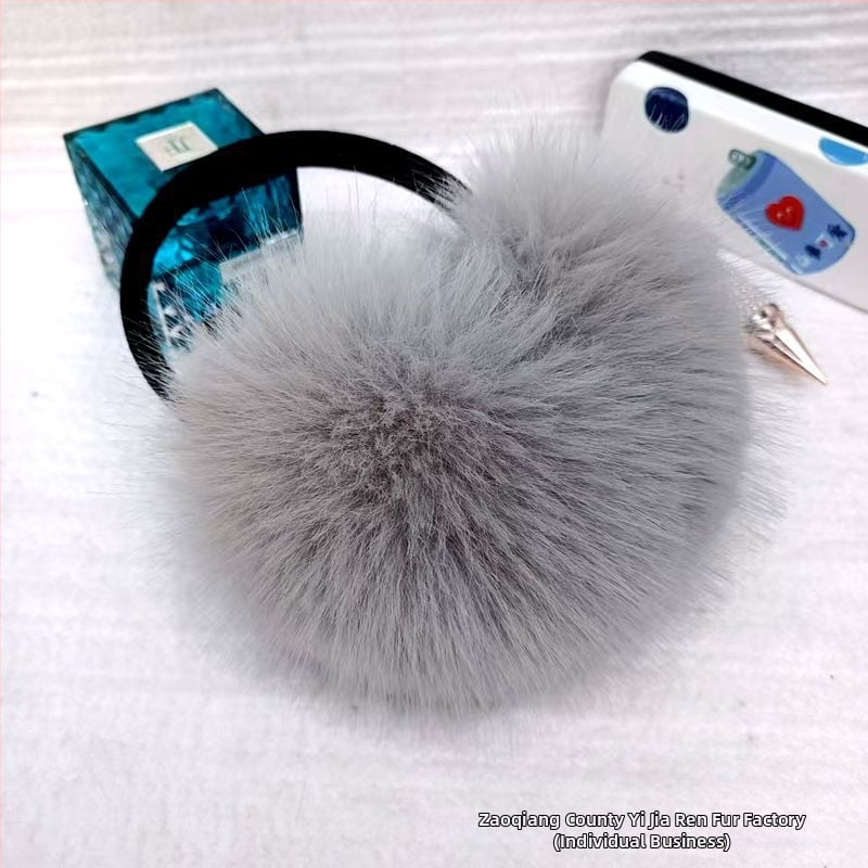 Ausu pušķi no mākslīgās lapsas kažokādas, pūkaini auss aizsargi, sejas optiski sašaurinošs dizains, silti un izturīgi pret salu