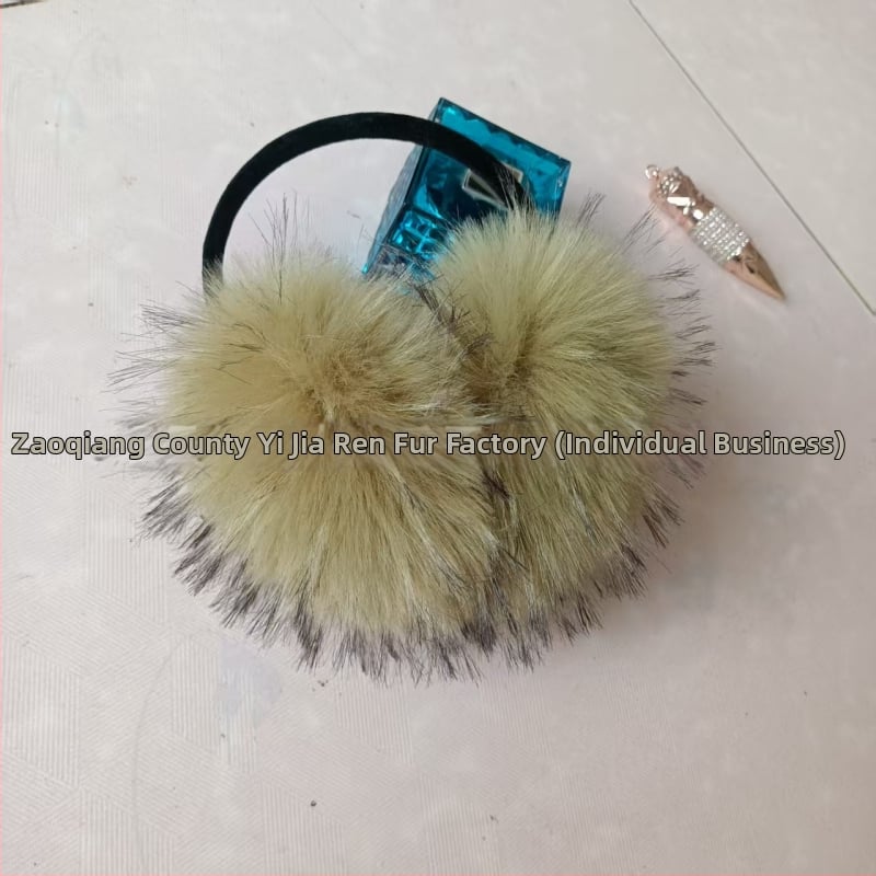 Ausu pušķi no mākslīgās lapsas kažokādas, pūkaini auss aizsargi, sejas optiski sašaurinošs dizains, silti un izturīgi pret salu