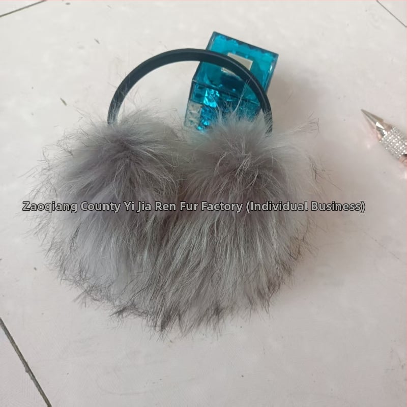 Ausu pušķi no mākslīgās lapsas kažokādas, pūkaini auss aizsargi, sejas optiski sašaurinošs dizains, silti un izturīgi pret salu