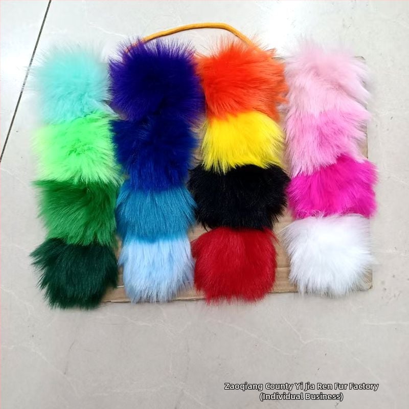 Ausu pušķi no mākslīgās lapsas kažokādas, pūkaini auss aizsargi, sejas optiski sašaurinošs dizains, silti un izturīgi pret salu