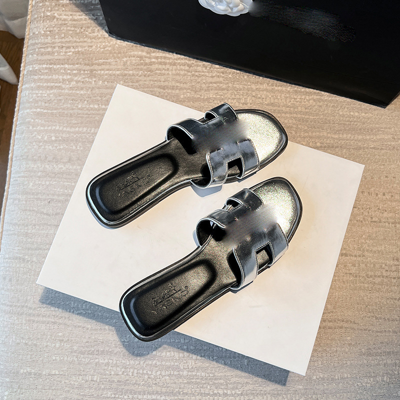 Moterų sandalai su rhinestones, kvadratinės nosies ir H formos dizainas, viršus iš superpluošto, padas iš gumos, vidinė medžiaga iš imitacinės odos, kvėpuojantys, lengvi, neslidūs