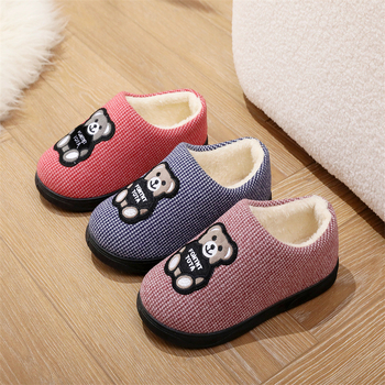 Kokvilnas iekšējās čības ar pūkainu oderi, universāls, raksts ar plaid, apaļš purns, vidējais augšdaļas augstums, zems papēdis 1–3 cm, ziemai, pavasarim un rudenim