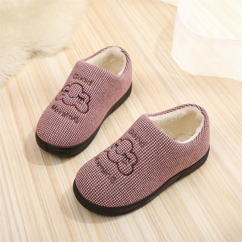 Kokvilnas iekšējās čības ar pūkainu oderi, universāls, raksts ar plaid, apaļš purns, vidējais augšdaļas augstums, zems papēdis 1–3 cm, ziemai, pavasarim un rudenim