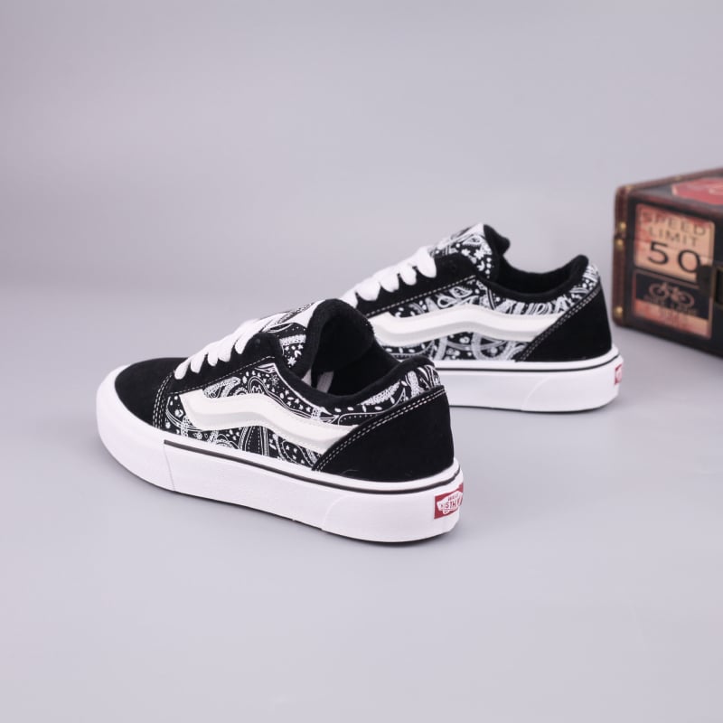 Unisex auduma kedas ar Paisley rakstu, kokvilnas odere, mākslīgās kažokādas zolīte, gumijas zole, šņorējums