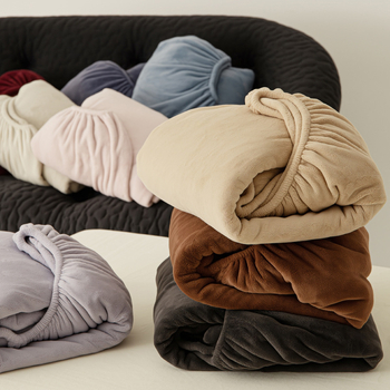 Set posteljine od mliječnog velveta – zimski, jednobojni, minimalistički stil, antistatički, 800–1000 g težine, uključuje plahte s gumicom, navlaku za pokrivač i navlake za jastuke.