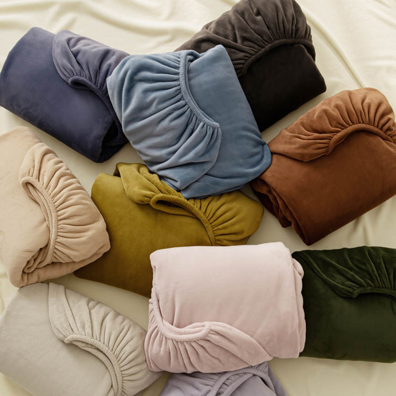 Set posteljine od mliječnog velveta – zimski, jednobojni, minimalistički stil, antistatički, 800–1000 g težine, uključuje plahte s gumicom, navlaku za pokrivač i navlake za jastuke.
