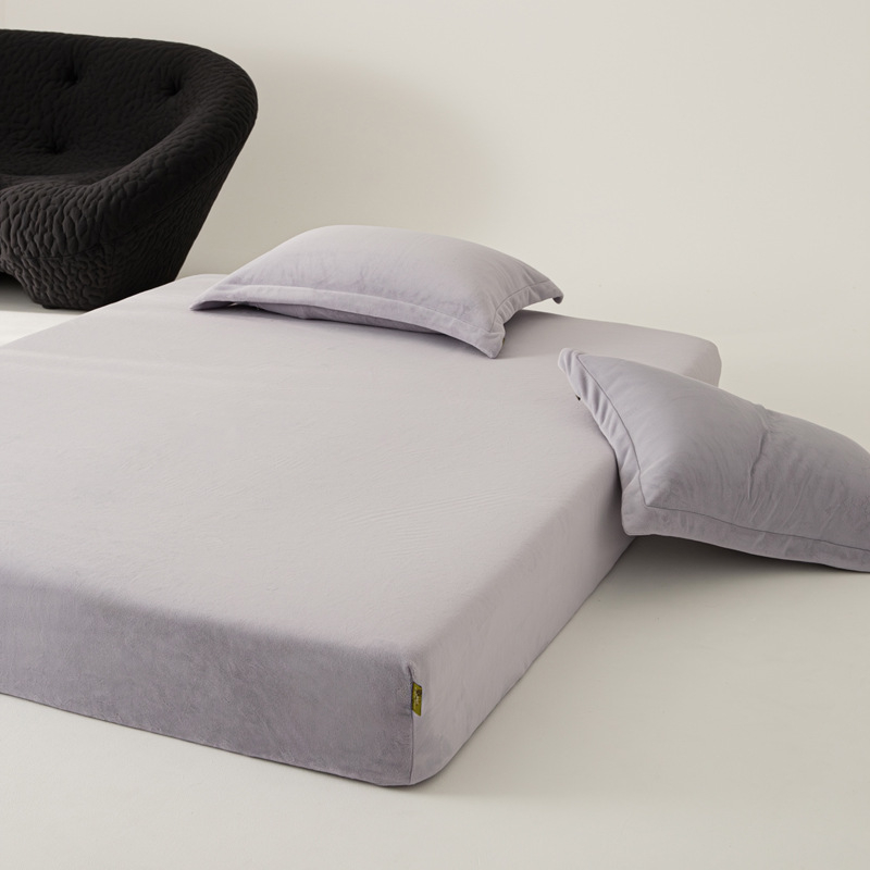 Set posteljine od mliječnog velveta – zimski, jednobojni, minimalistički stil, antistatički, 800–1000 g težine, uključuje plahte s gumicom, navlaku za pokrivač i navlake za jastuke.