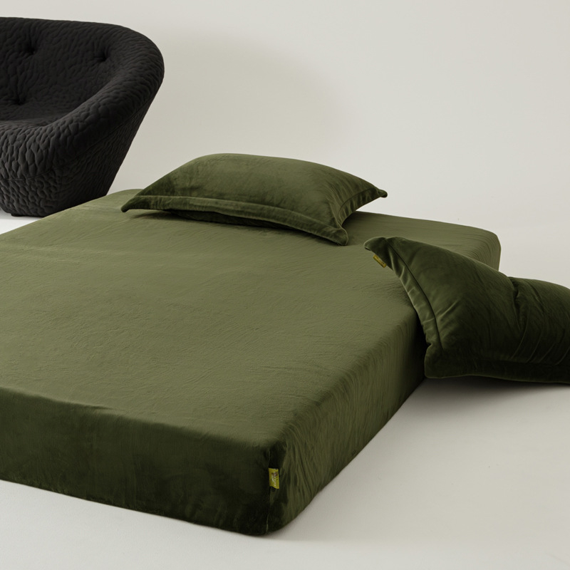 Set posteljine od mliječnog velveta – zimski, jednobojni, minimalistički stil, antistatički, 800–1000 g težine, uključuje plahte s gumicom, navlaku za pokrivač i navlake za jastuke.