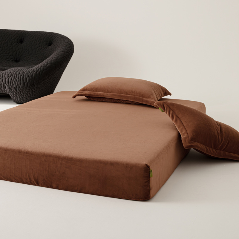 Set posteljine od mliječnog velveta – zimski, jednobojni, minimalistički stil, antistatički, 800–1000 g težine, uključuje plahte s gumicom, navlaku za pokrivač i navlake za jastuke.