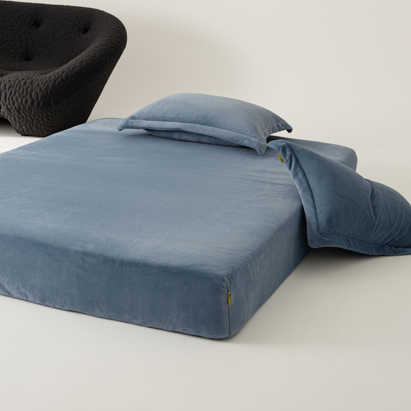 Set posteljine od mliječnog velveta – zimski, jednobojni, minimalistički stil, antistatički, 800–1000 g težine, uključuje plahte s gumicom, navlaku za pokrivač i navlake za jastuke.