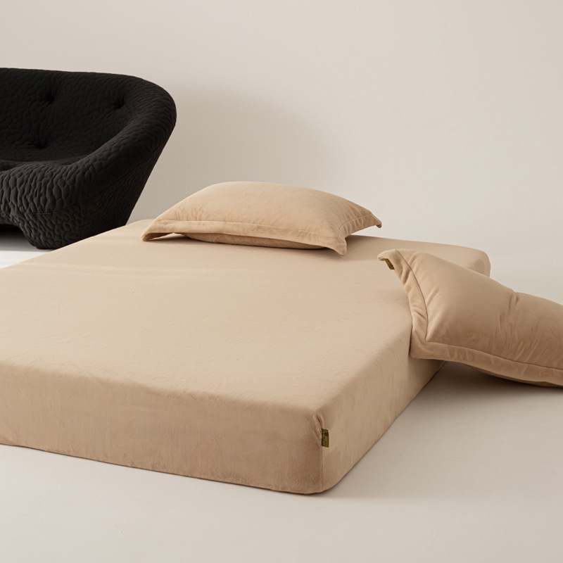 Set posteljine od mliječnog velveta – zimski, jednobojni, minimalistički stil, antistatički, 800–1000 g težine, uključuje plahte s gumicom, navlaku za pokrivač i navlake za jastuke.