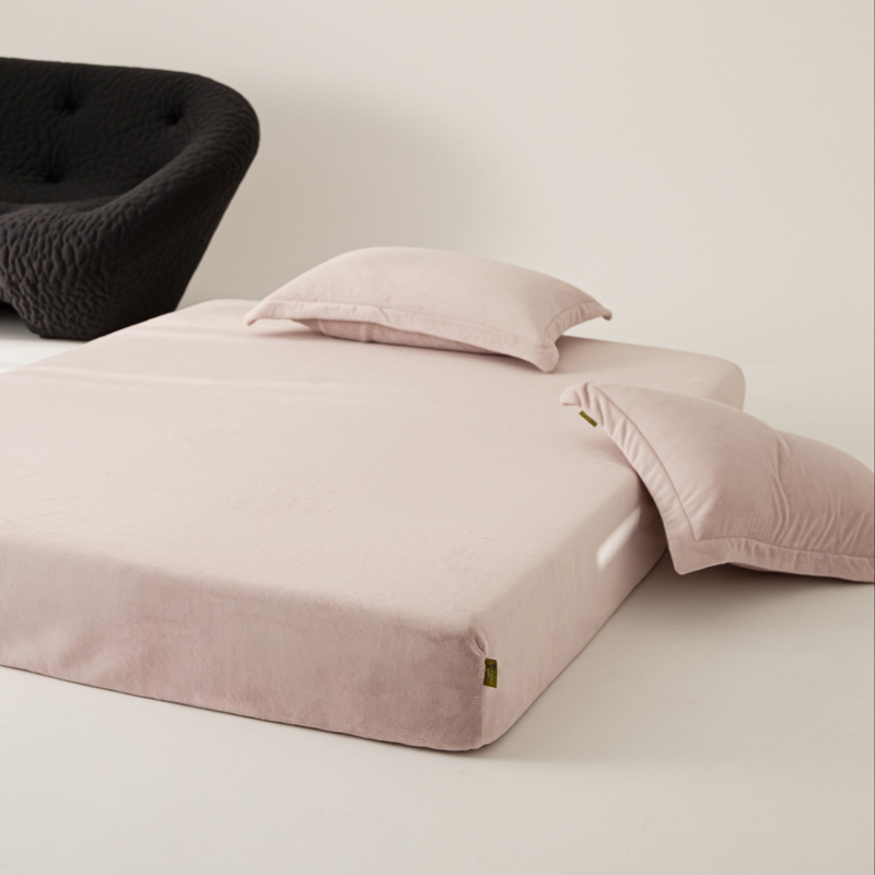Set posteljine od mliječnog velveta – zimski, jednobojni, minimalistički stil, antistatički, 800–1000 g težine, uključuje plahte s gumicom, navlaku za pokrivač i navlake za jastuke.