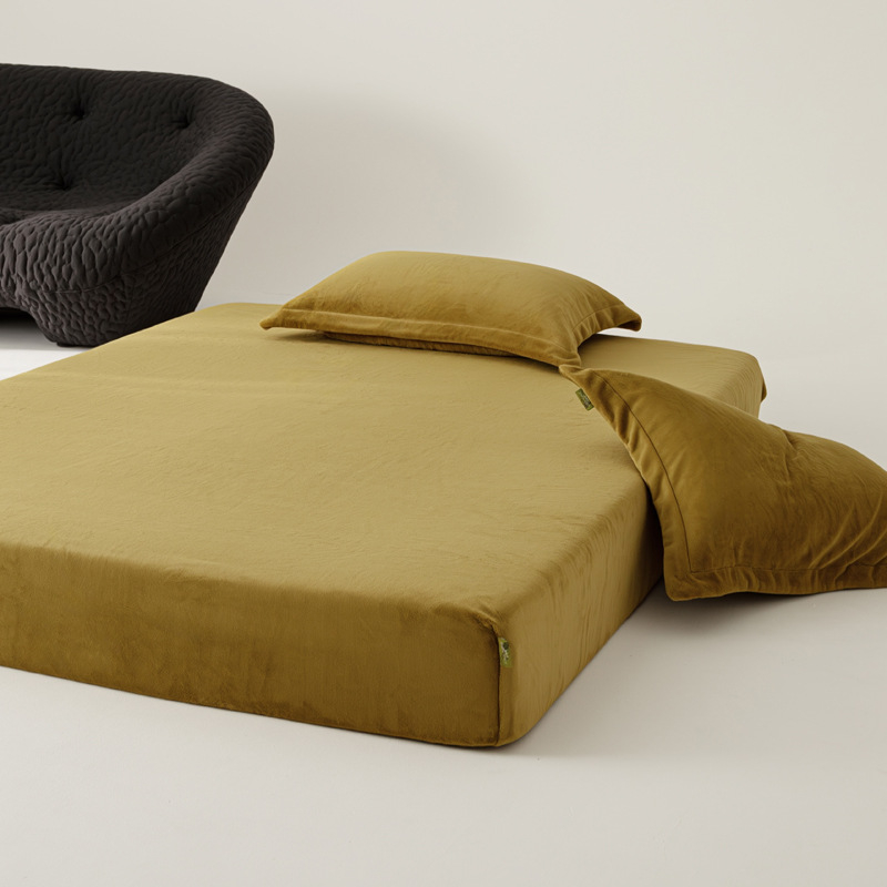 Set posteljine od mliječnog velveta – zimski, jednobojni, minimalistički stil, antistatički, 800–1000 g težine, uključuje plahte s gumicom, navlaku za pokrivač i navlake za jastuke.