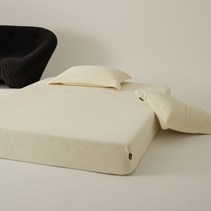 Set posteljine od mliječnog velveta – zimski, jednobojni, minimalistički stil, antistatički, 800–1000 g težine, uključuje plahte s gumicom, navlaku za pokrivač i navlake za jastuke.
