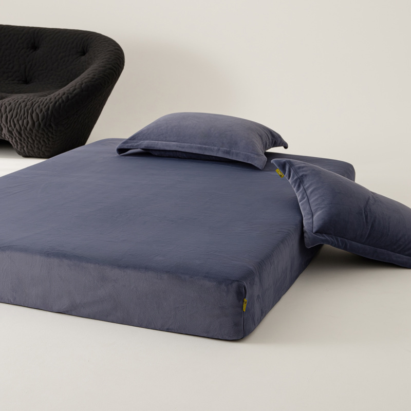 Set posteljine od mliječnog velveta – zimski, jednobojni, minimalistički stil, antistatički, 800–1000 g težine, uključuje plahte s gumicom, navlaku za pokrivač i navlake za jastuke.