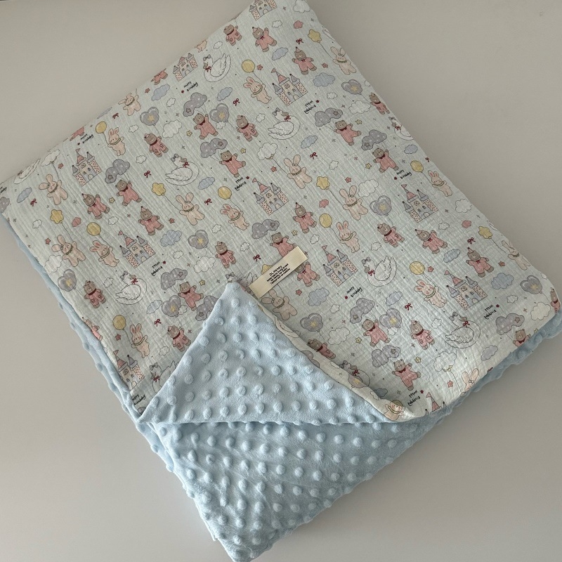 Fordított paplanhuzat: egyik oldal 100% pamut kettős rétegű ráncolt fonal, másik oldal bean velvet (100% poliészter); INS stílus, 1,5–2,0 kg, reaktív nyomtatás