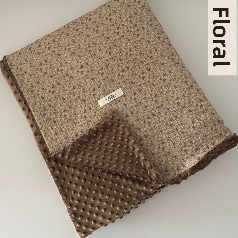 Fordított paplanhuzat: egyik oldal 100% pamut kettős rétegű ráncolt fonal, másik oldal bean velvet (100% poliészter); INS stílus, 1,5–2,0 kg, reaktív nyomtatás