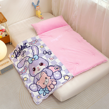 Gyerekeknek készült alvózsák beépített takaróval, poliészter huzat, rostos töltet, súly 2–2,5 kg