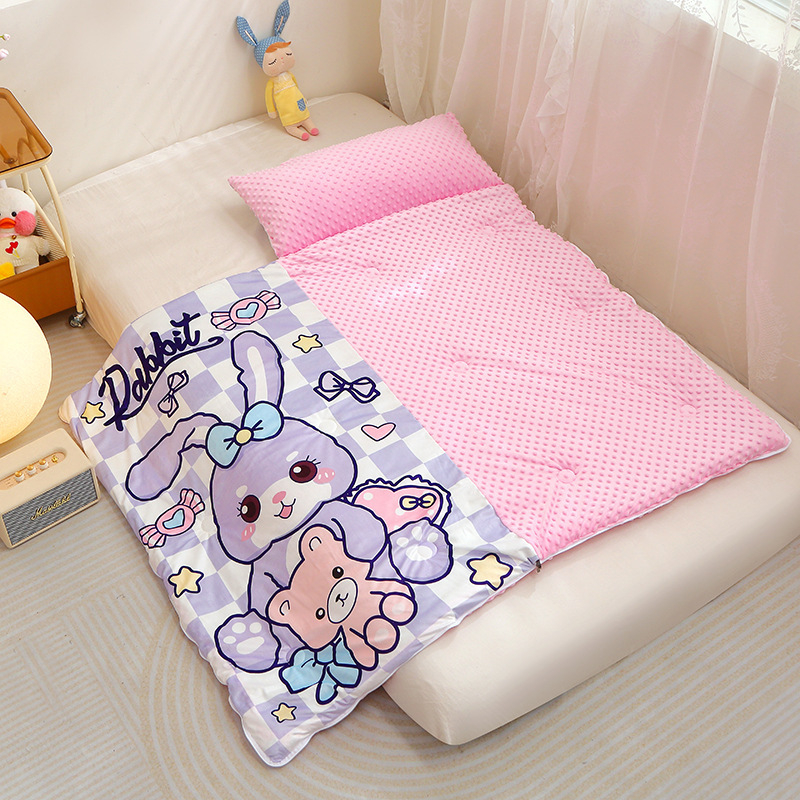 Gyerekeknek készült alvózsák beépített takaróval, poliészter huzat, rostos töltet, súly 2–2,5 kg