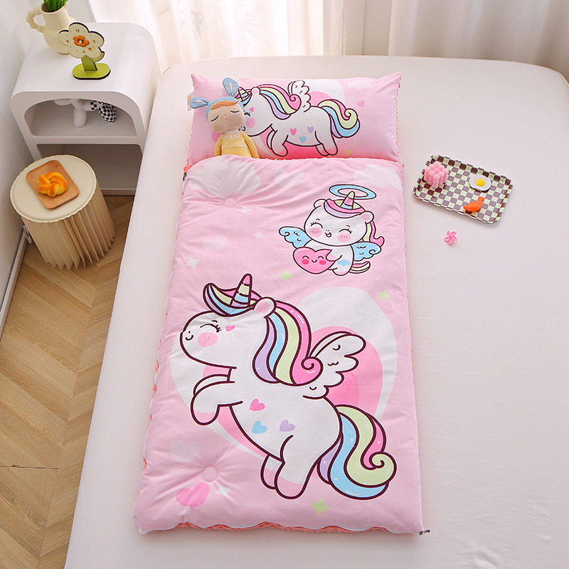 Gyerekeknek készült alvózsák beépített takaróval, poliészter huzat, rostos töltet, súly 2–2,5 kg