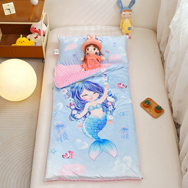 Gyerekeknek készült alvózsák beépített takaróval, poliészter huzat, rostos töltet, súly 2–2,5 kg