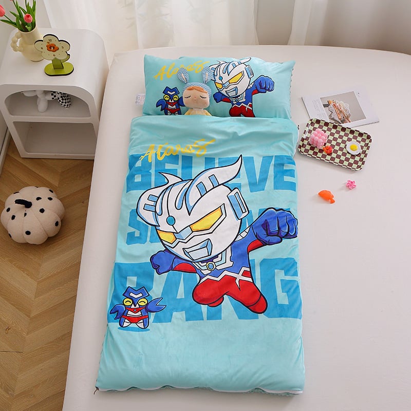 Gyerekeknek készült alvózsák beépített takaróval, poliészter huzat, rostos töltet, súly 2–2,5 kg