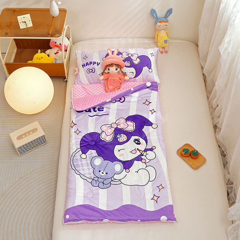 Gyerekeknek készült alvózsák beépített takaróval, poliészter huzat, rostos töltet, súly 2–2,5 kg