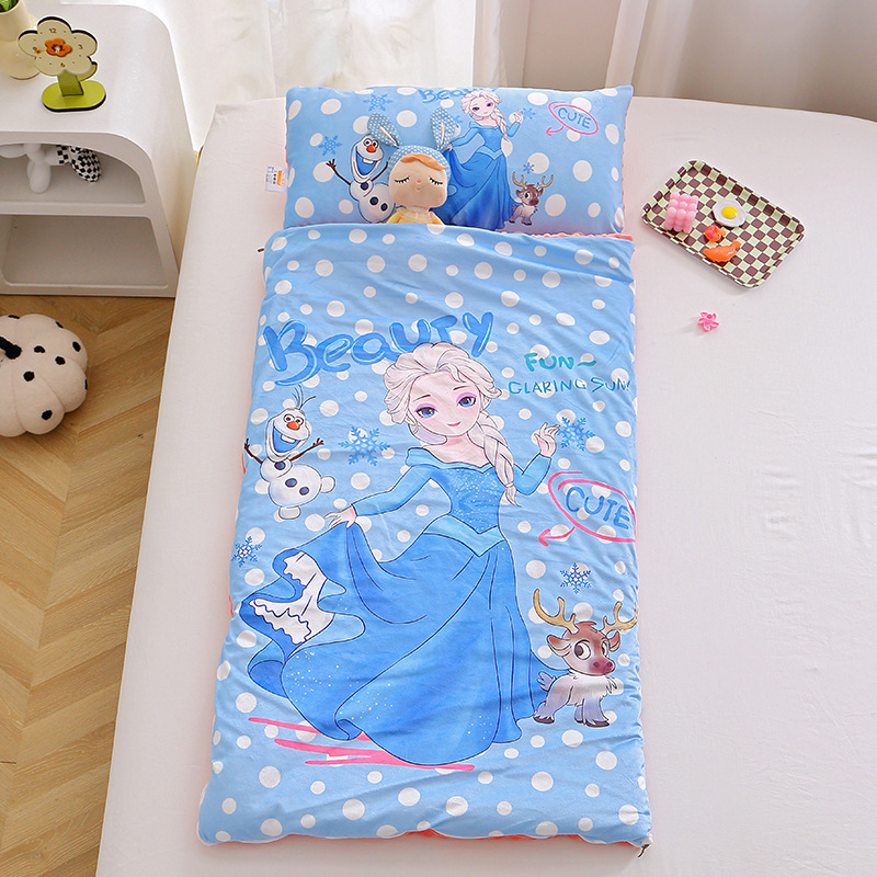 Gyerekeknek készült alvózsák beépített takaróval, poliészter huzat, rostos töltet, súly 2–2,5 kg