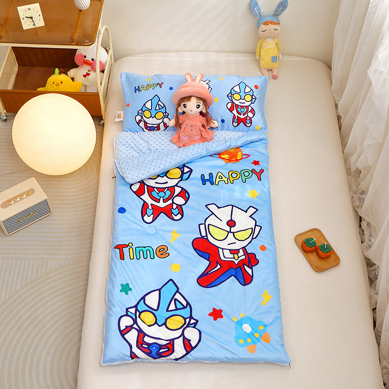 Gyerekeknek készült alvózsák beépített takaróval, poliészter huzat, rostos töltet, súly 2–2,5 kg