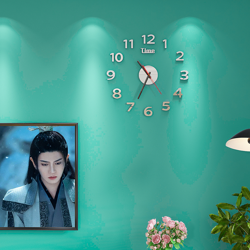 Gaismas analogais galda pulkstenis, ar bateriju darbību, akrila korpuss un kalts stikla ciparnīca