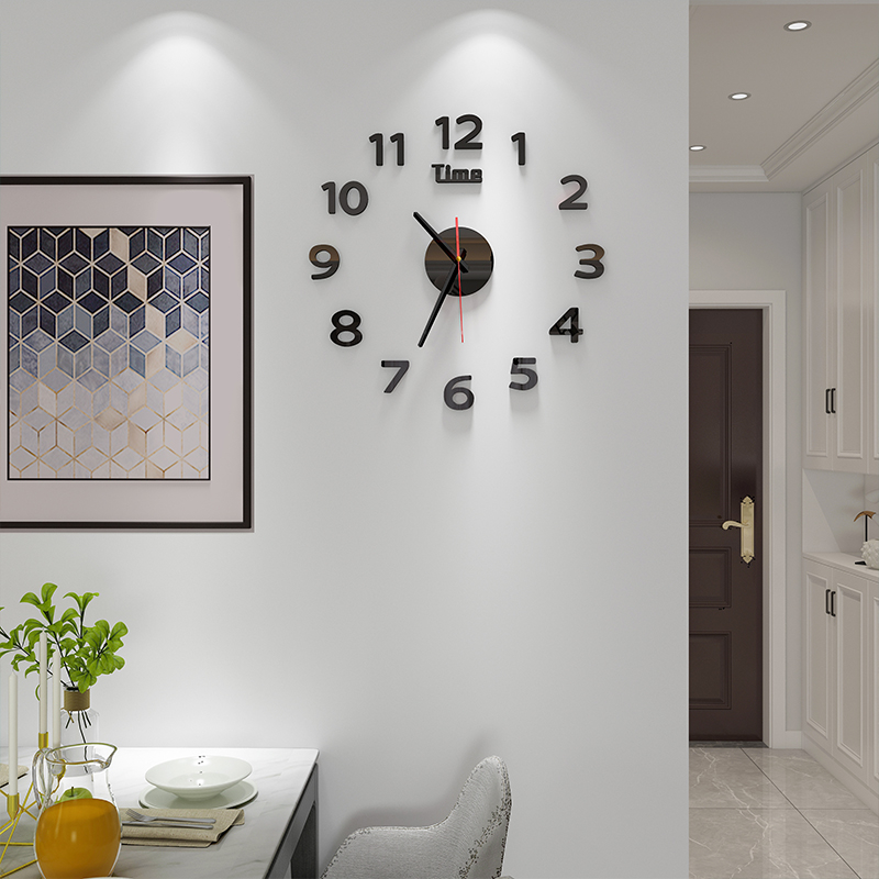 Gaismas analogais galda pulkstenis, ar bateriju darbību, akrila korpuss un kalts stikla ciparnīca