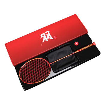 Raketa za badminton s potpuno karbonskim okvirom, težina 95–100 g, držač G5, napadački tip, izlazi u jesen 2022