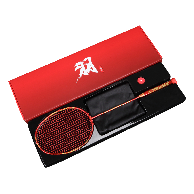 Raketa za badminton s potpuno karbonskim okvirom, težina 95–100 g, držač G5, napadački tip, izlazi u jesen 2022