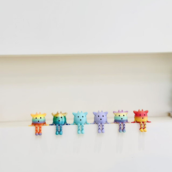 Pickleball raketes maskotas kulons – Zīmols Yining; 20 caurumi; Biodegradējami materiāli; Svars 60 g