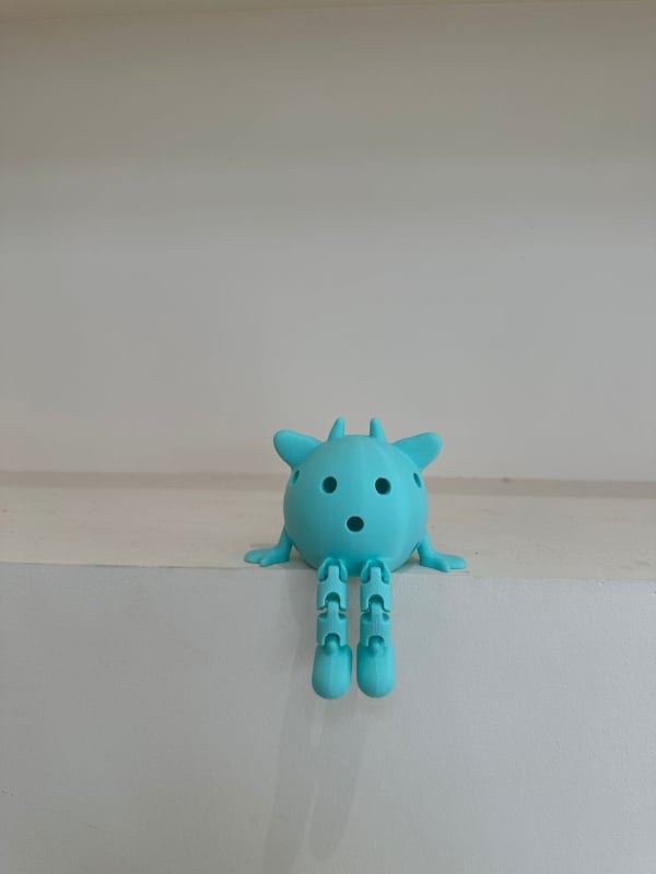 Pickleball raketes maskotas kulons – Zīmols Yining; 20 caurumi; Biodegradējami materiāli; Svars 60 g