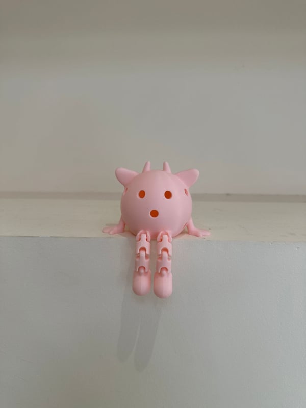 Pickleball raketes maskotas kulons – Zīmols Yining; 20 caurumi; Biodegradējami materiāli; Svars 60 g