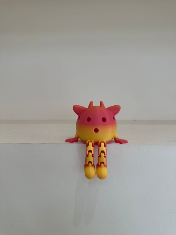 Pickleball raketes maskotas kulons – Zīmols Yining; 20 caurumi; Biodegradējami materiāli; Svars 60 g