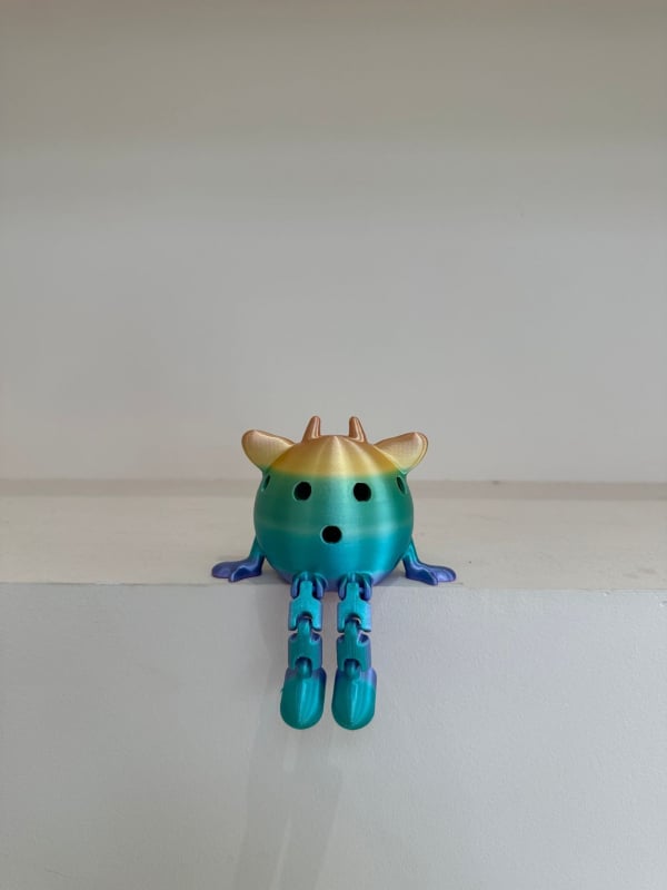 Pickleball raketes maskotas kulons – Zīmols Yining; 20 caurumi; Biodegradējami materiāli; Svars 60 g