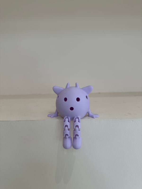 Pickleball raketes maskotas kulons – Zīmols Yining; 20 caurumi; Biodegradējami materiāli; Svars 60 g