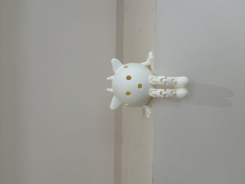 Pickleball raketes maskotas kulons – Zīmols Yining; 20 caurumi; Biodegradējami materiāli; Svars 60 g