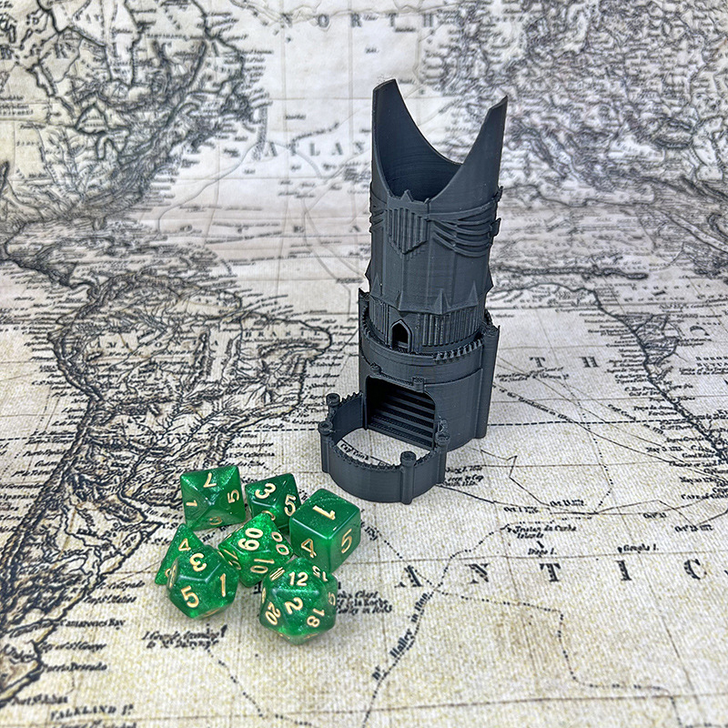 Dungeons & Dragons toranj za kockice za stolne igre, plastični; uzrast 14+, mladi 15–35 godina