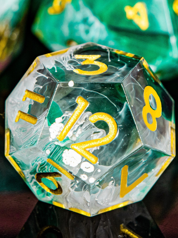Set D&D kockica od smole — poliedrične D20 kocke s oštrim rubom, pravokutnog stila, 1 komplet u kutiji