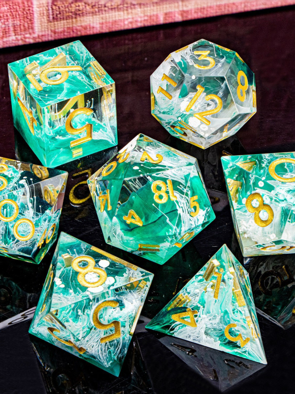 Set D&D kockica od smole — poliedrične D20 kocke s oštrim rubom, pravokutnog stila, 1 komplet u kutiji