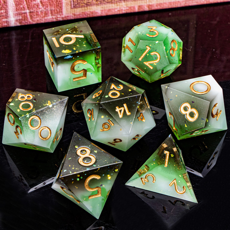 Set D&D kockica od smole — poliedrične D20 kocke s oštrim rubom, pravokutnog stila, 1 komplet u kutiji